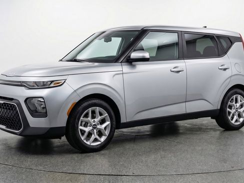 Used 2025 Kia Soul LX w/ LX Technology Package FWD image 3