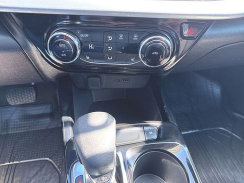 Used 2024 Chevrolet Trax LT w/ LT Convenience Package FWD image 17
