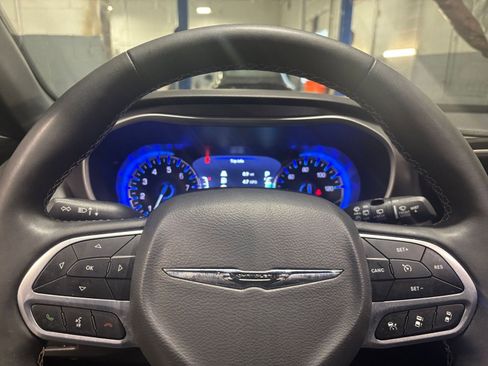 Used 2025 Chrysler Pacifica Select image 28