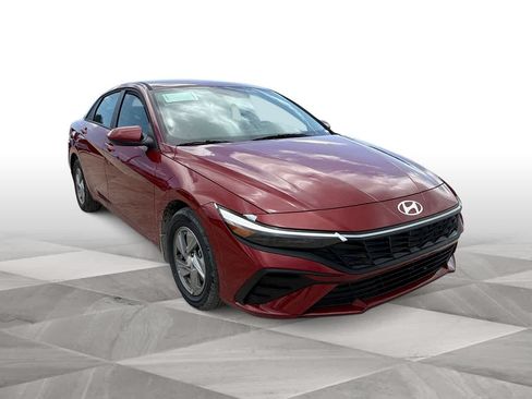 Used 2025 Hyundai Elantra SE FWD image 2