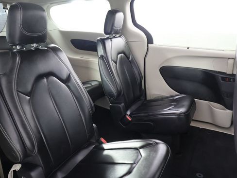 Used 2023 Chrysler Pacifica Touring-L FWD image 32