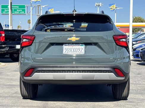 Used 2025 Chevrolet Trax LT FWD image 6