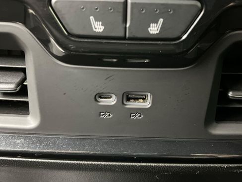 Certified 2025 GMC Sierra 1500 AT4 w/ Technology Package AWD/4WD image 18
