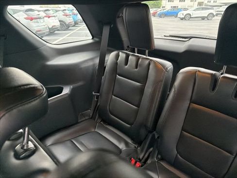 Used 2018 Ford Explorer XLT w/ Equipment Group 202A FWD image 11