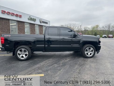 Used 2017 Chevrolet Silverado 1500 Custom w/ Custom Convenience Package AWD/4WD image 4