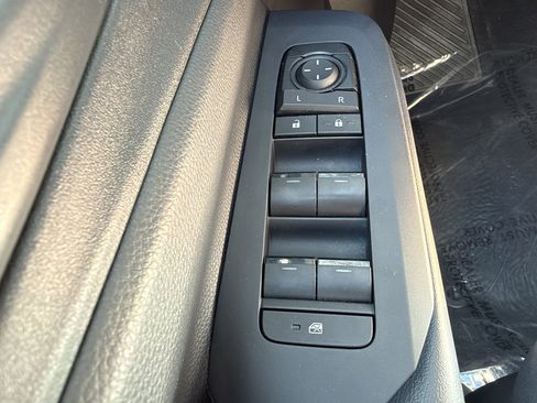 Used 2025 Toyota Prius Plug-In Hybrid FWD image 23
