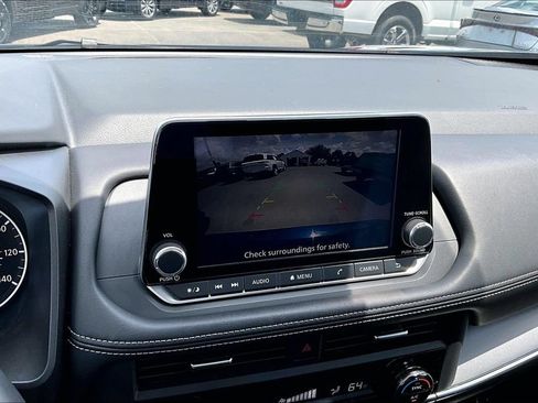 Used 2025 Nissan Rogue SV FWD image 17