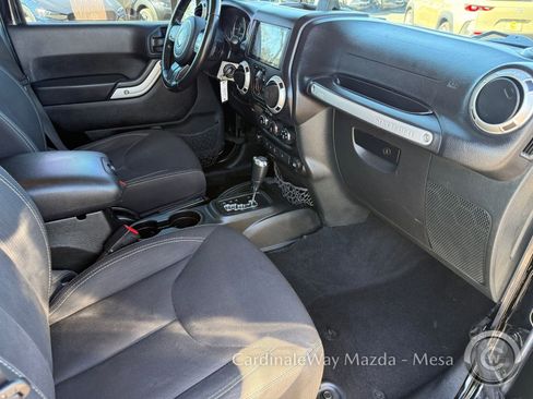 Used 2017 Jeep Wrangler Unlimited Sahara AWD/4WD image 30