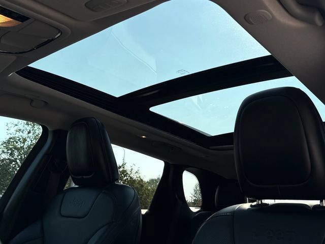 Used 2019 Jeep Cherokee Limited w/ Luxury Group AWD/4WD image 16