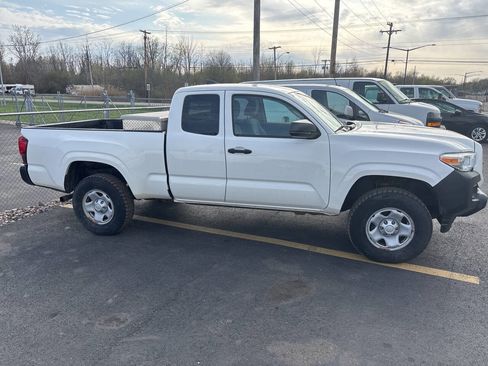 Used 2019 Toyota Tacoma SR AWD/4WD image 7