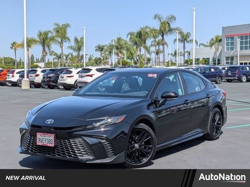 Used 2025 Toyota Camry SE w/ Convenience Package image 1
