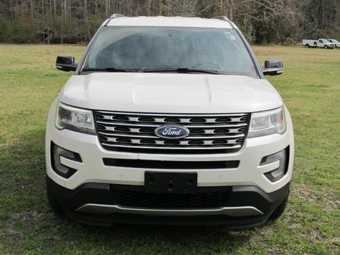 Used 2017 Ford Explorer XLT w/ Equipment Group 202A image 9