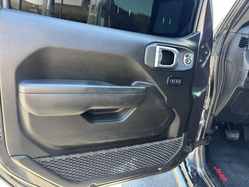 Used 2025 Jeep Wrangler Unlimited Rubicon AWD/4WD image 15