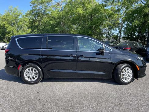 Used 2025 Chrysler Pacifica Select FWD image 2