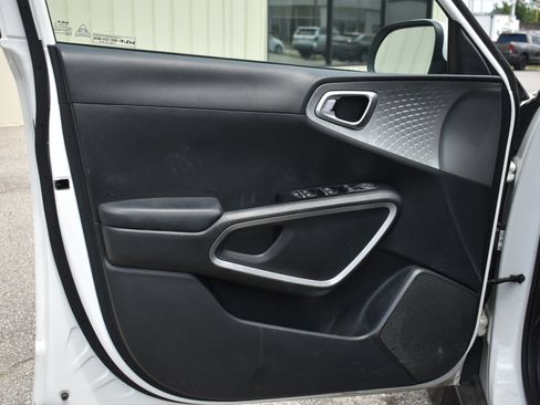 Used 2023 Kia Soul LX FWD image 12