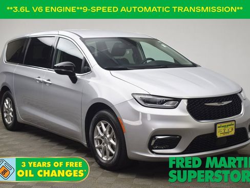 Used 2024 Chrysler Pacifica Touring-L image 1