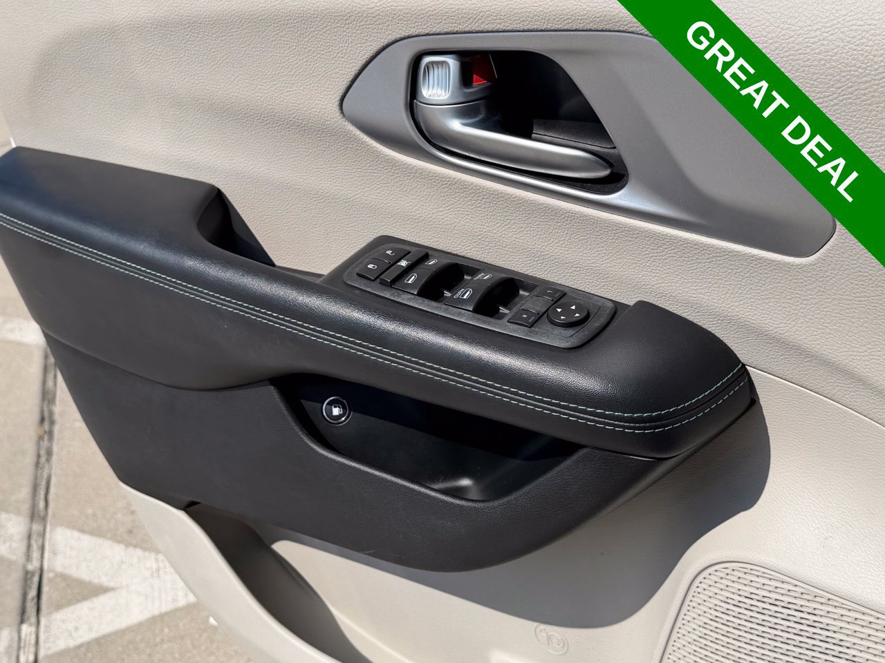 Used 2018 Chrysler Pacifica Touring-L FWD image 32