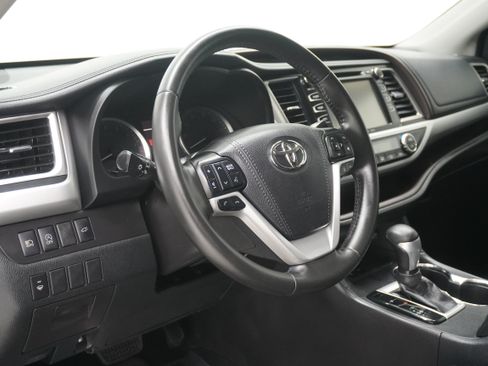 Used 2018 Toyota Highlander Plus FWD image 10