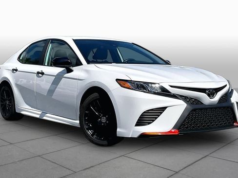 Used 2020 Toyota Camry SE FWD image 2