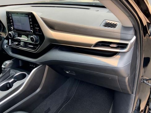 Used 2021 Toyota Highlander XLE FWD image 19