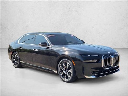 Used 2025 BMW i7 xDrive60 AWD/4WD image 3
