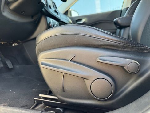 Used 2018 Jeep Compass Latitude FWD image 19