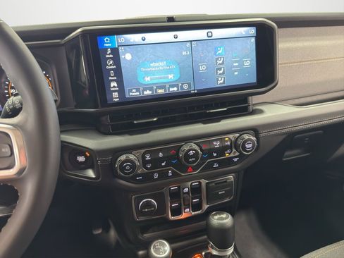 Used 2025 Jeep Wrangler Unlimited Sahara AWD/4WD image 21