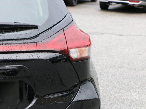 Used 2023 Nissan Kicks S FWD image 7