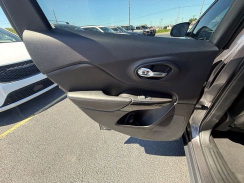Used 2019 Jeep Cherokee Latitude Plus FWD image 17