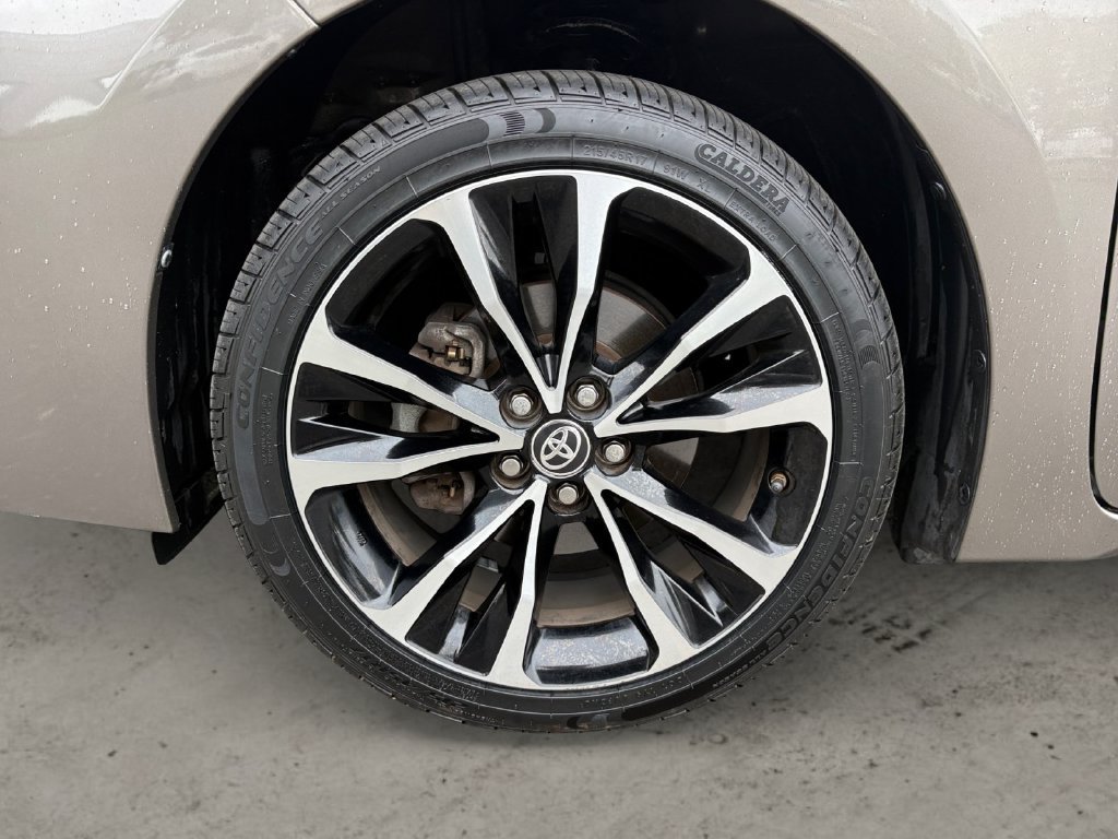 Used 2017 Toyota Corolla SE w/ SE Premium Package FWD image 9