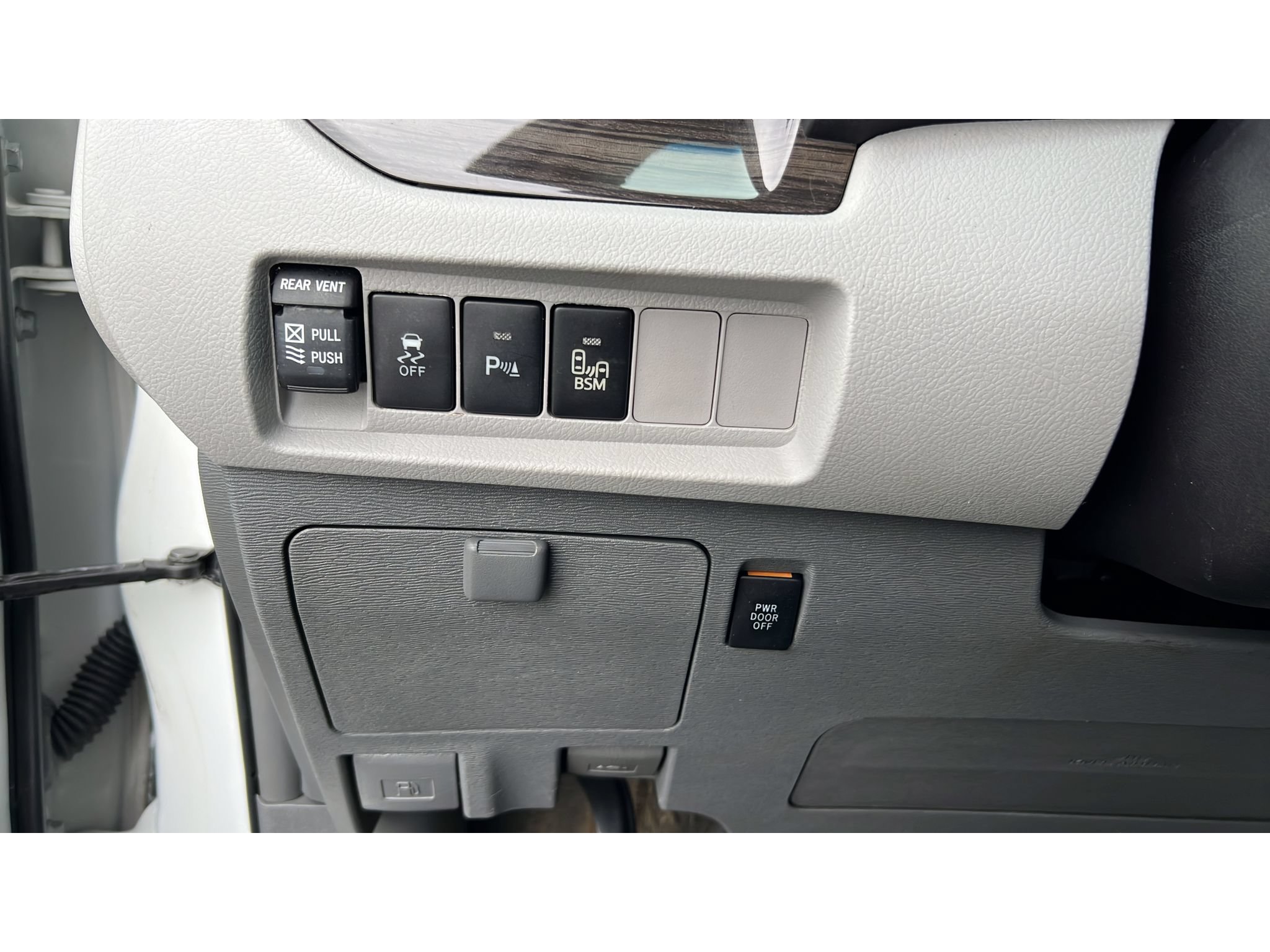 Used 2017 Toyota Sienna XLE FWD image 23