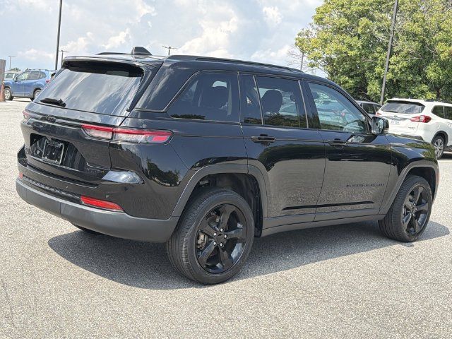 Used 2023 Jeep Grand Cherokee Limited w/ Black Appearance Package AWD/4WD image 13
