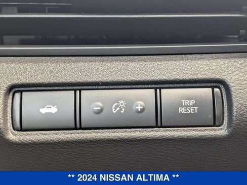 Used 2024 Nissan Altima 2.5 SV FWD image 25