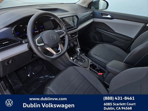 Used 2023 Volkswagen Taos SE w/ Panoramic Sunroof Package FWD image 9