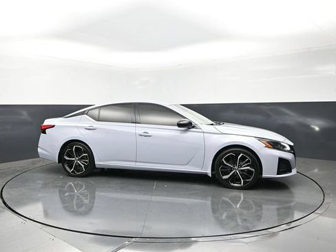 Used 2023 Nissan Altima 2.5 SR FWD image 6
