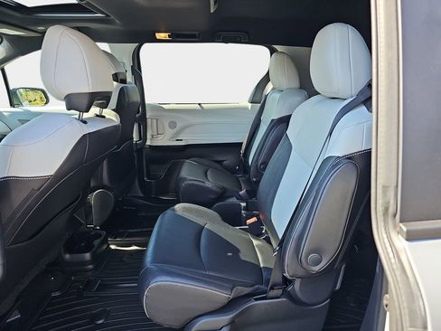 Used 2025 Toyota Sienna XSE AWD/4WD image 18