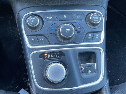 Used 2015 Chrysler 200 Limited w/ Convenience Group image 7