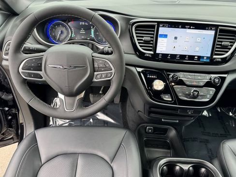 Used 2026 Chrysler Pacifica Select image 18