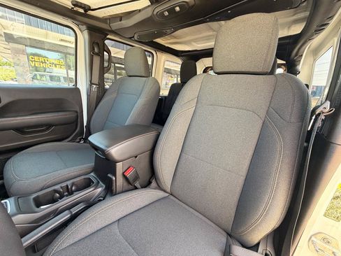 Used 2025 Jeep Wrangler Unlimited Sahara AWD/4WD image 14