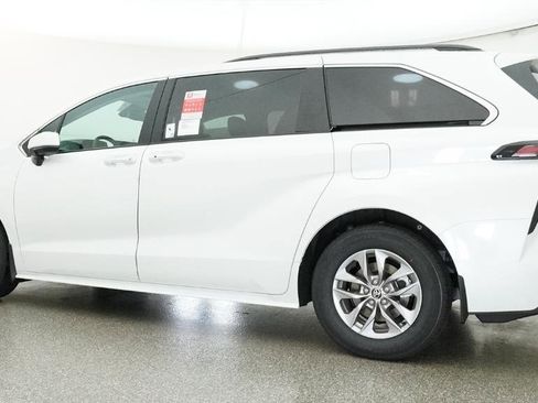 New 2026 Toyota Sienna XLE FWD image 10