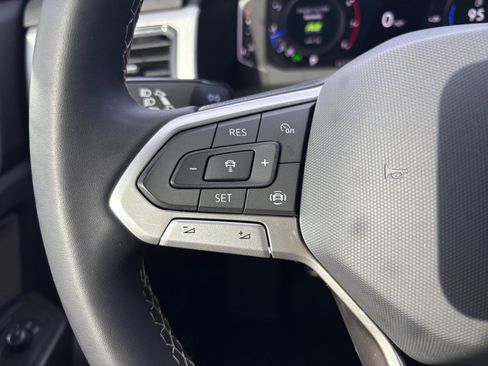 Certified 2022 Volkswagen Atlas Cross Sport SE w/ Panoramic Sunroof Package FWD image 15