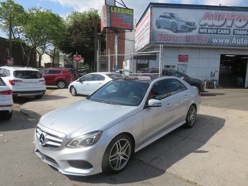 Used 2014 Mercedes-Benz E 550 4MATIC Sedan image 2