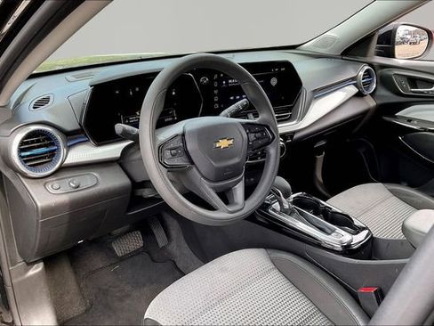 Used 2025 Chevrolet Trax LT image 12