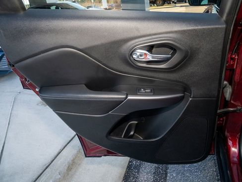 Used 2019 Jeep Cherokee Latitude Plus w/ Comfort/Convenience Group image 9