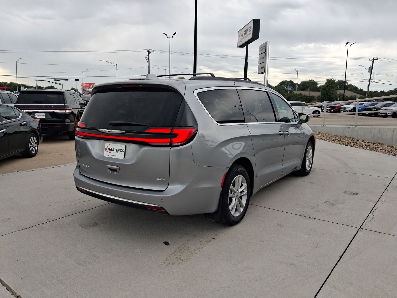 Used 2021 Chrysler Pacifica Touring w/ Cold Weather Group AWD/4WD image 5
