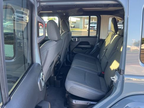 Used 2025 Jeep Wrangler Unlimited Sahara AWD/4WD image 29