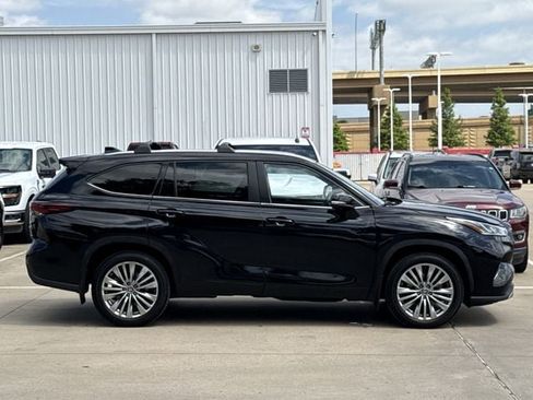 Used 2024 Toyota Highlander Platinum AWD/4WD image 3