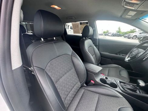 Certified 2022 Kia Niro EX FWD image 28