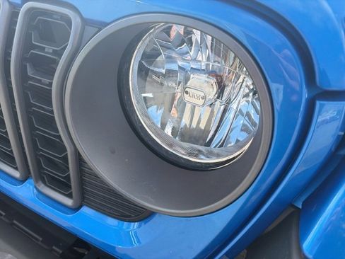 Used 2025 Jeep Gladiator Sport image 8