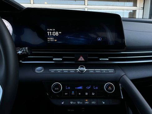 Used 2025 Hyundai Elantra Limited image 27